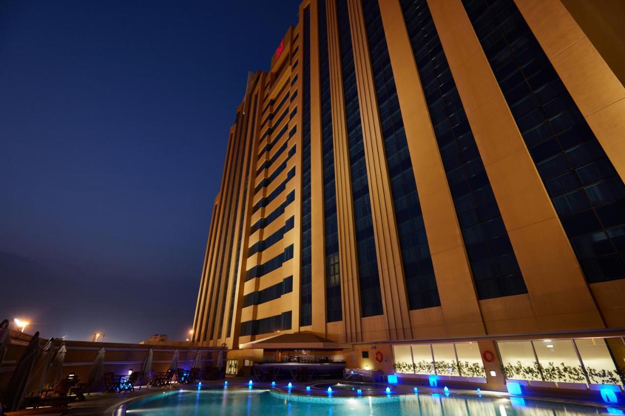 Millennium Hotel & Convention Centre Kuwait Kuveyt Dış mekan fotoğraf The hotel at night
