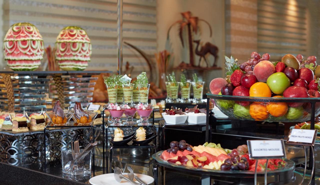 Millennium Hotel & Convention Centre Kuwait Kuveyt Dış mekan fotoğraf A dessert buffet