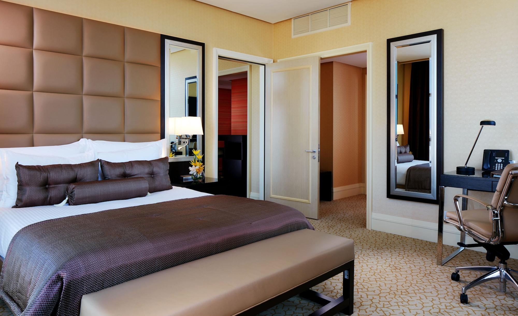Millennium Hotel & Convention Centre Kuwait Kuveyt Dış mekan fotoğraf A bedroom at the Ritz-Carlton, Dubai