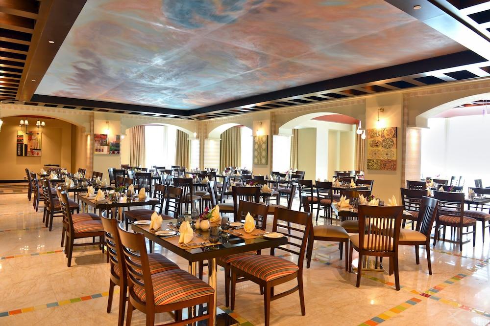 Millennium Hotel & Convention Centre Kuwait Kuveyt Dış mekan fotoğraf The restaurant