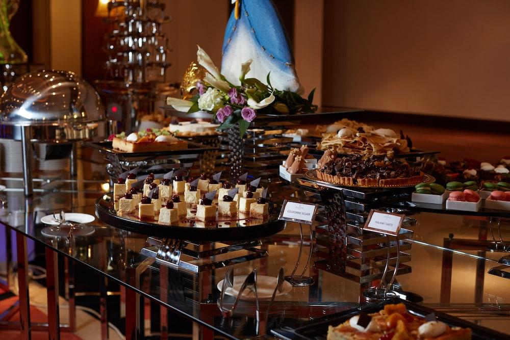 Millennium Hotel & Convention Centre Kuwait Kuveyt Dış mekan fotoğraf A dessert buffet