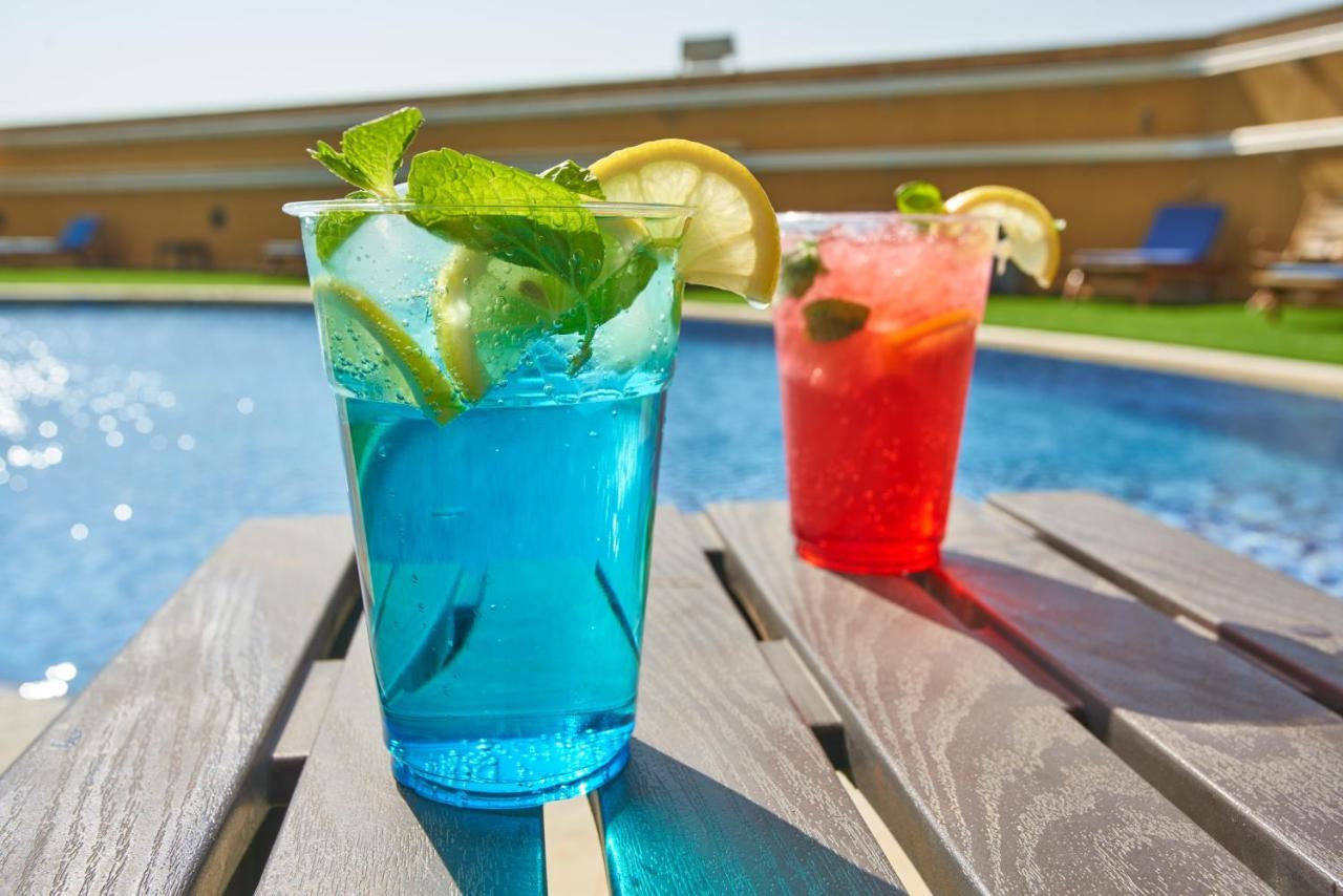 Millennium Hotel & Convention Centre Kuwait Kuveyt Dış mekan fotoğraf Blue Hawaii (left) and Hurricane (right)