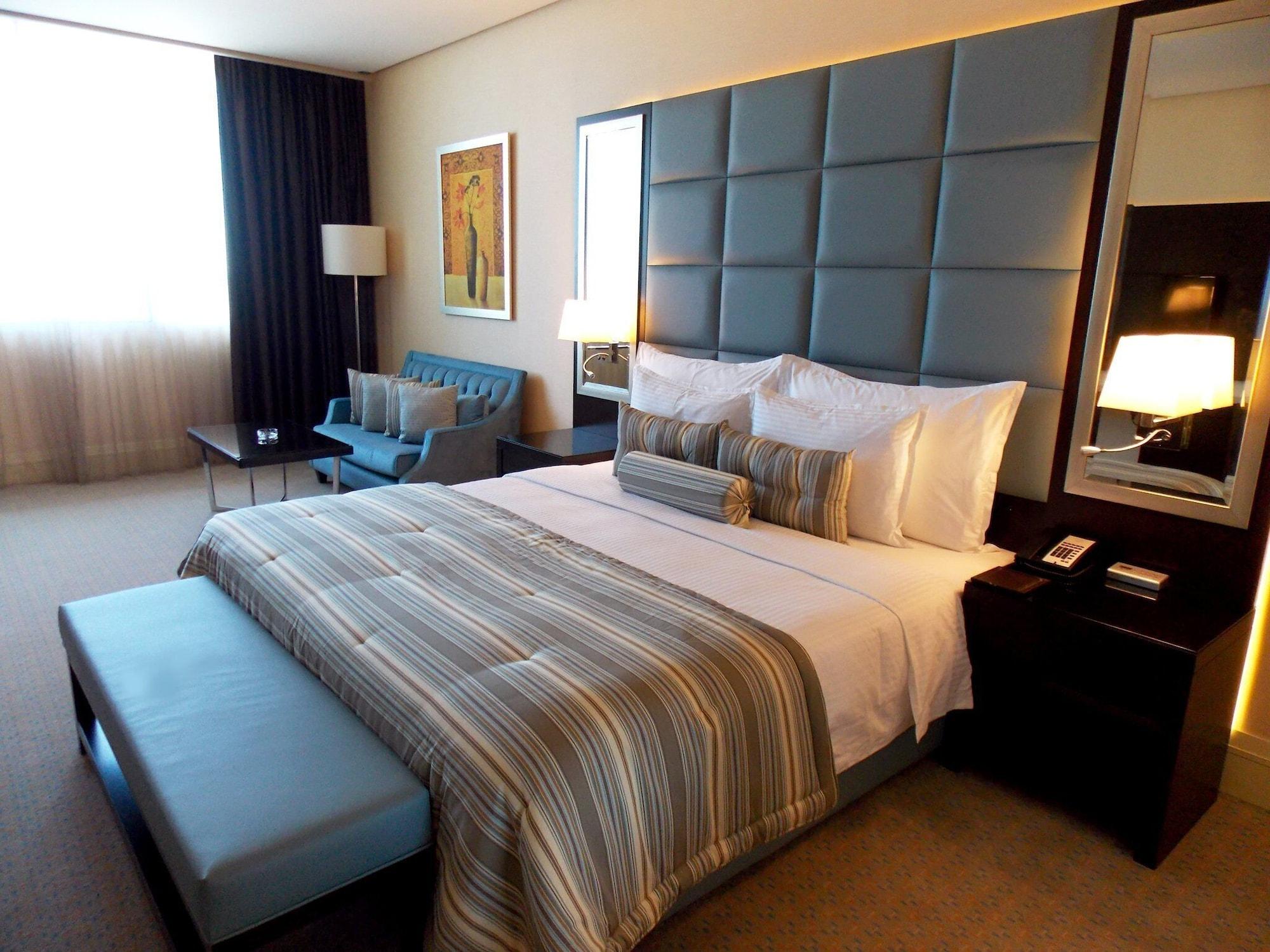 Millennium Hotel & Convention Centre Kuwait Kuveyt Dış mekan fotoğraf A bedroom at the hotel