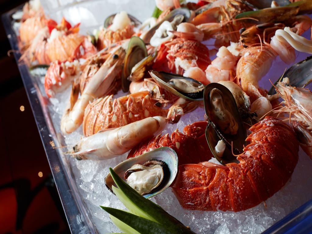 Millennium Hotel & Convention Centre Kuwait Kuveyt Dış mekan fotoğraf Seafood on ice