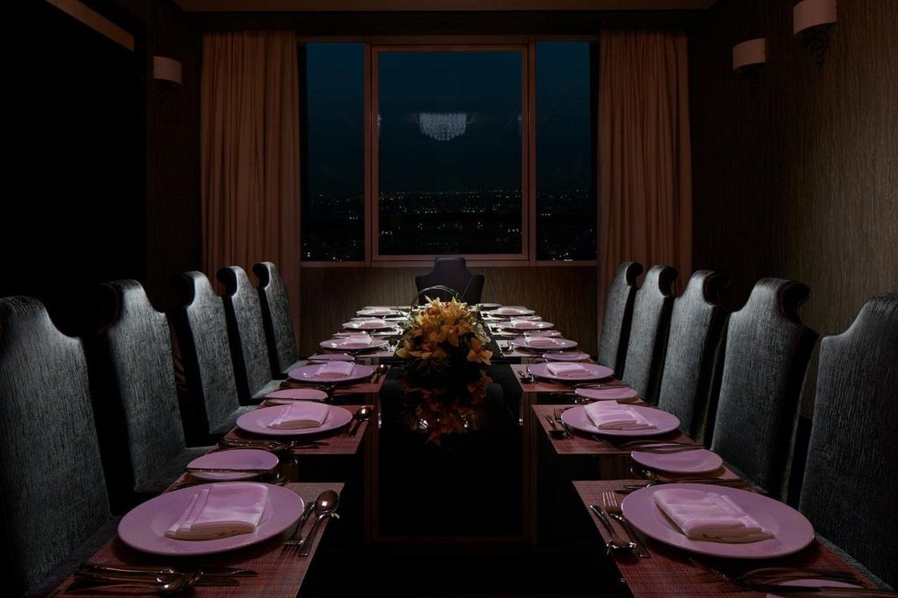 Millennium Hotel & Convention Centre Kuwait Kuveyt Dış mekan fotoğraf A private dining room at the restaurant
