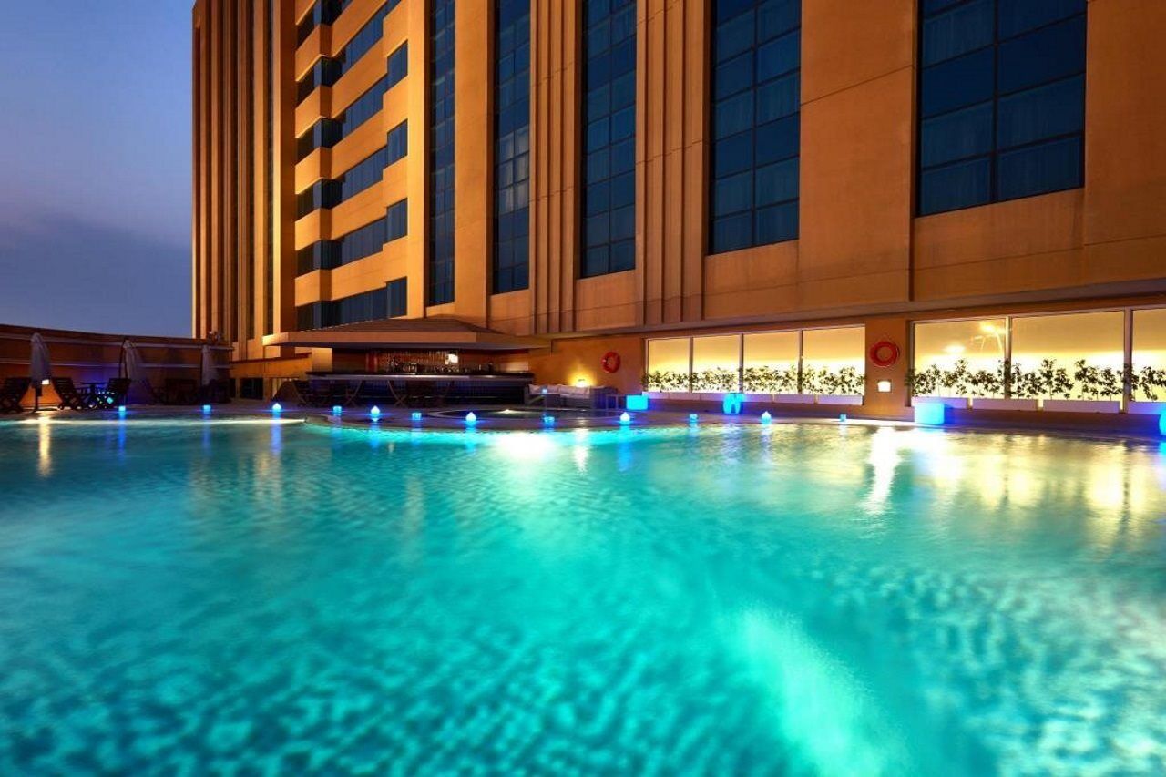 Millennium Hotel & Convention Centre Kuwait Kuveyt Dış mekan fotoğraf The pool at the hotel